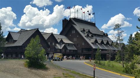 cheap accommodation yellowstone national park.